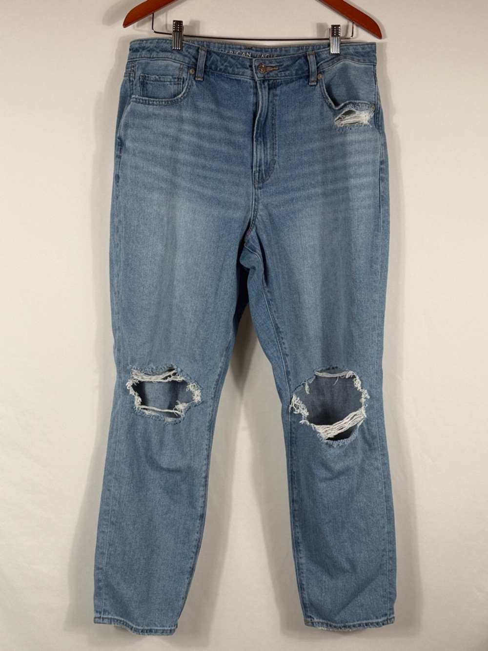American Eagle Mom Jeans Light Blue Distressed Relaxed Jeans. Size 16 Inseam 29”